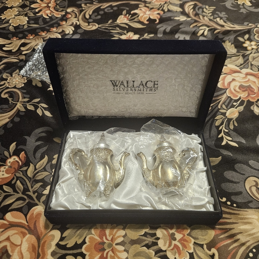 Wallace Silversmiths Silver Teapot Style Salt And Pepper Shaker Set